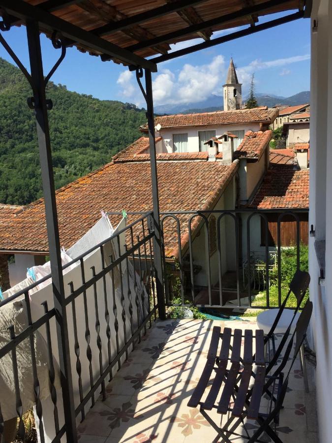 House In The Medieval Village Apricale Bagian luar foto
