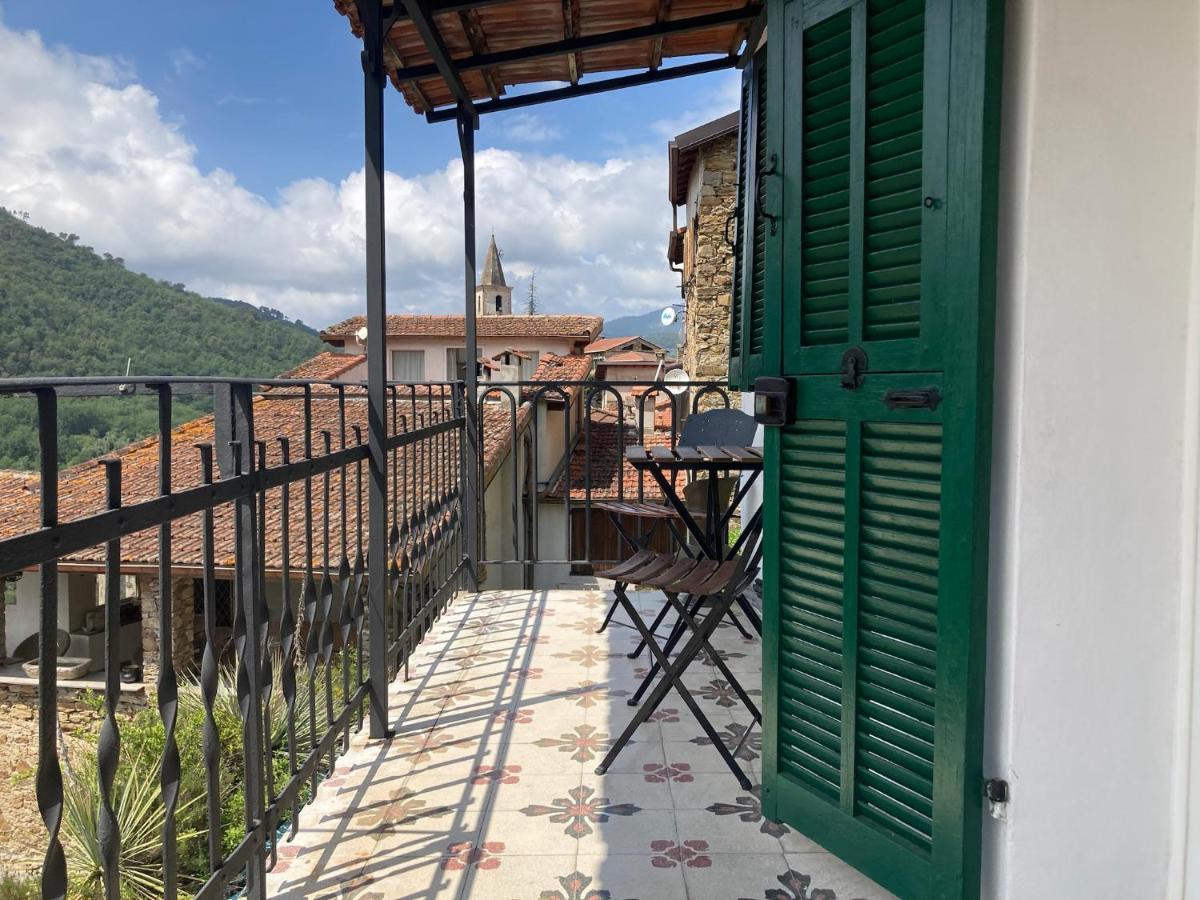 House In The Medieval Village Apricale Bagian luar foto