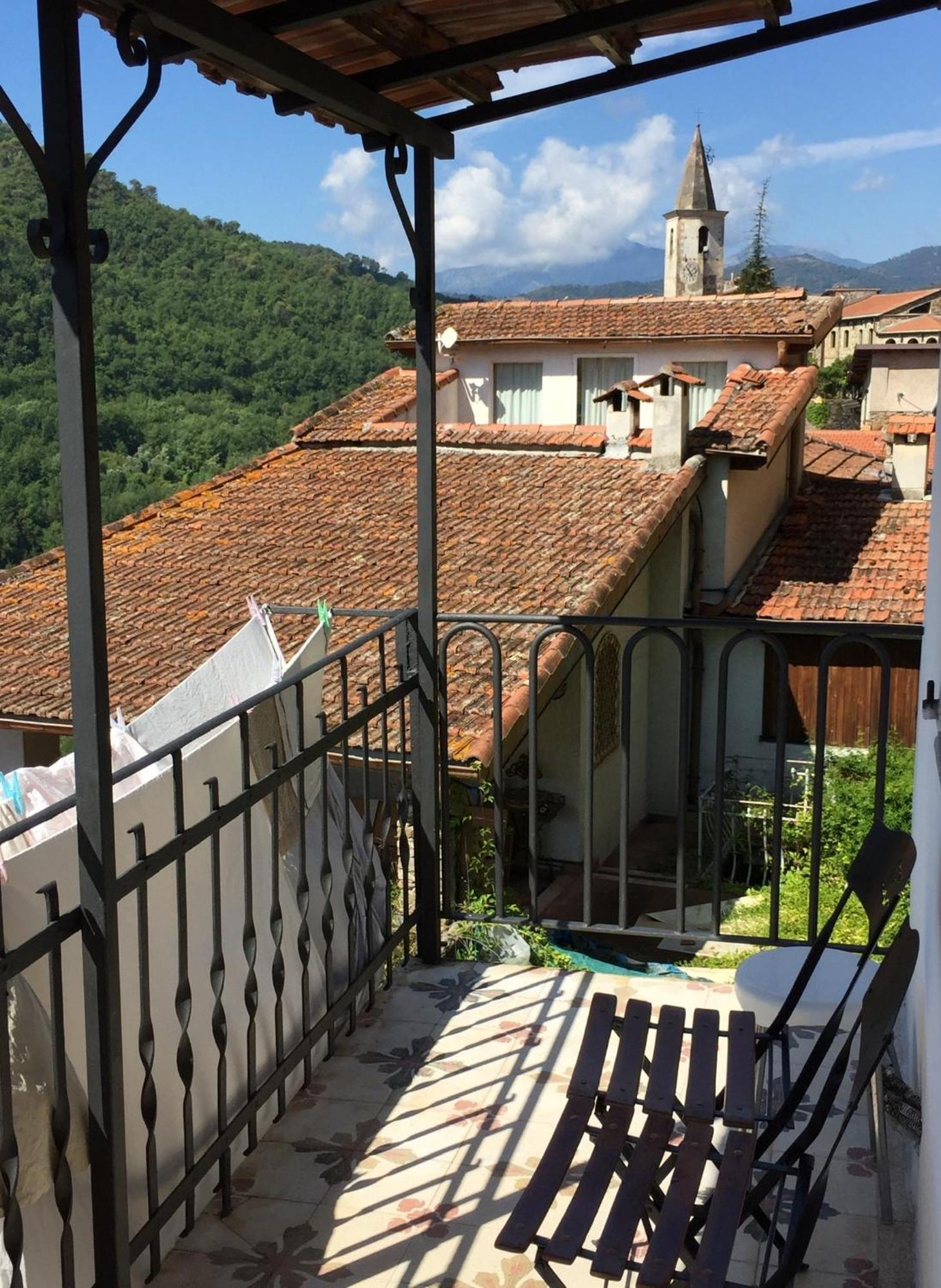 House In The Medieval Village Apricale Bagian luar foto