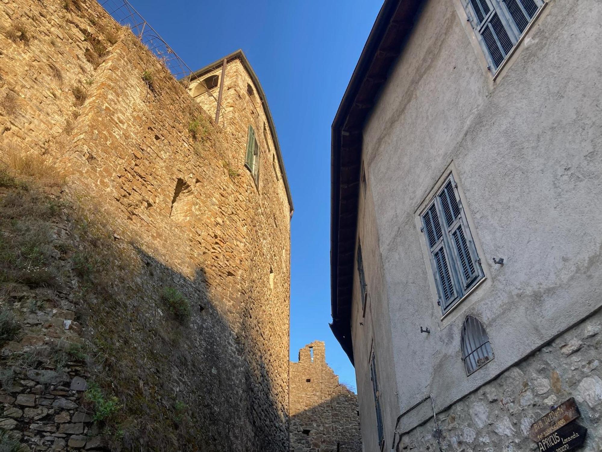House In The Medieval Village Apricale Bagian luar foto
